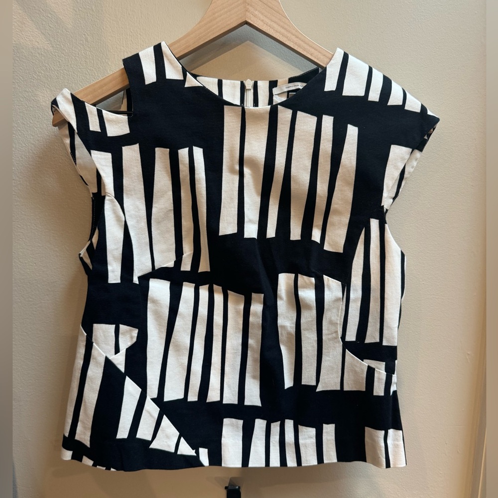 Veronika Maine Black and White Structured Top